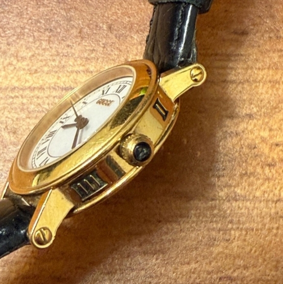 VINTAGE GUCCI 7200L 18K Gold plated White Dial Women's QZ Watch - Pre Loved - Picture 7 of 10